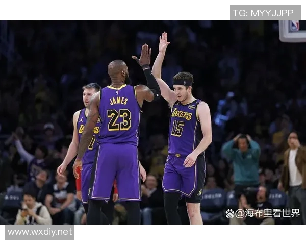 雷迪克：里夫斯被绊倒很明显是阻挡犯规，这些判罚真的很荒谬